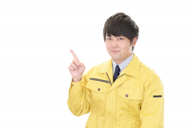 廃車手続きを解説する男性